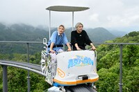 「青空ペダル」を体験する高尾兄弟。