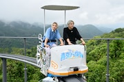 「青空ペダル」を体験する高尾兄弟。