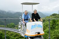 「青空ペダル」を体験する高尾兄弟。