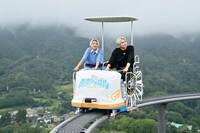 「青空ペダル」を体験する高尾兄弟。