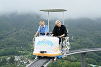 「青空ペダル」を体験する高尾兄弟。