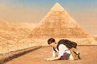 ピラミッドの前でスフィンクスになるリョウガ。©︎SDP