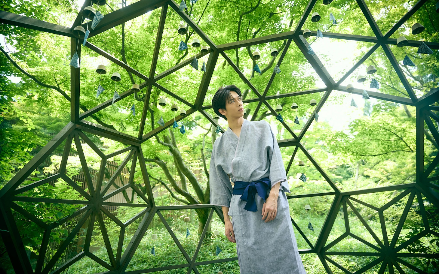 緑の中にたたずむリョウガ。©︎SDP