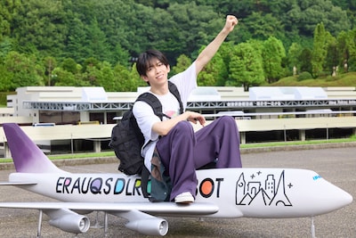 飛行機にまたがるリョウガ。©︎SDP