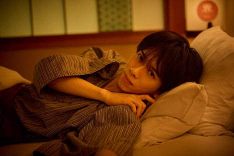 旅館のベッドに横たわるリョウガ。©︎SDP