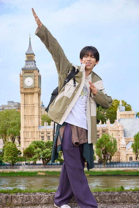ビッグ・ベンの前で「超ネバギバDANCE」のポーズを決めるリョウガ。©︎SDP