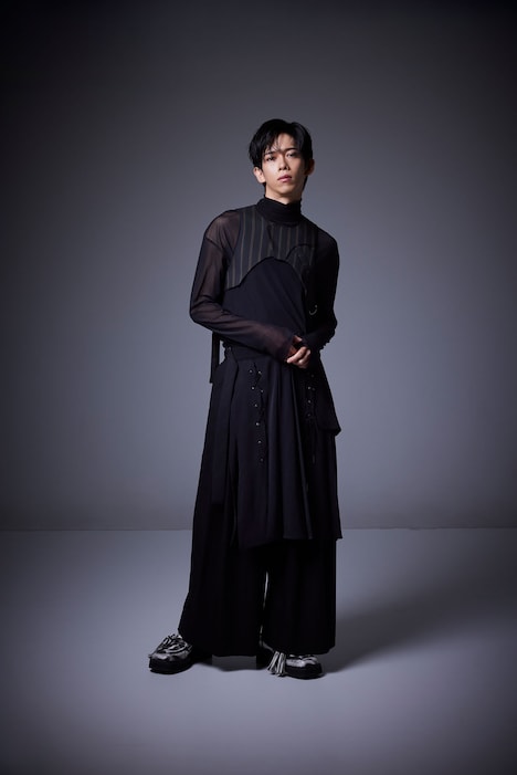 スタイリッシュな衣装に身を包むリョウガ。©︎SDP