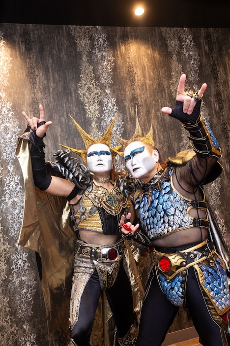 左から、デーモン閣下蝋人形（魔形）、デーモン閣下。完全に一致。（撮影：山田晋也）