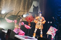 鬼を演じるねるん（左）とへそ（右）。（Photo by ike）
