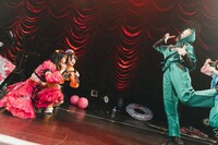 鬼たち（ねるんとへそ）に「1000年に一度ポーズ」で攻撃するキジ（なに）。（Photo by ike）