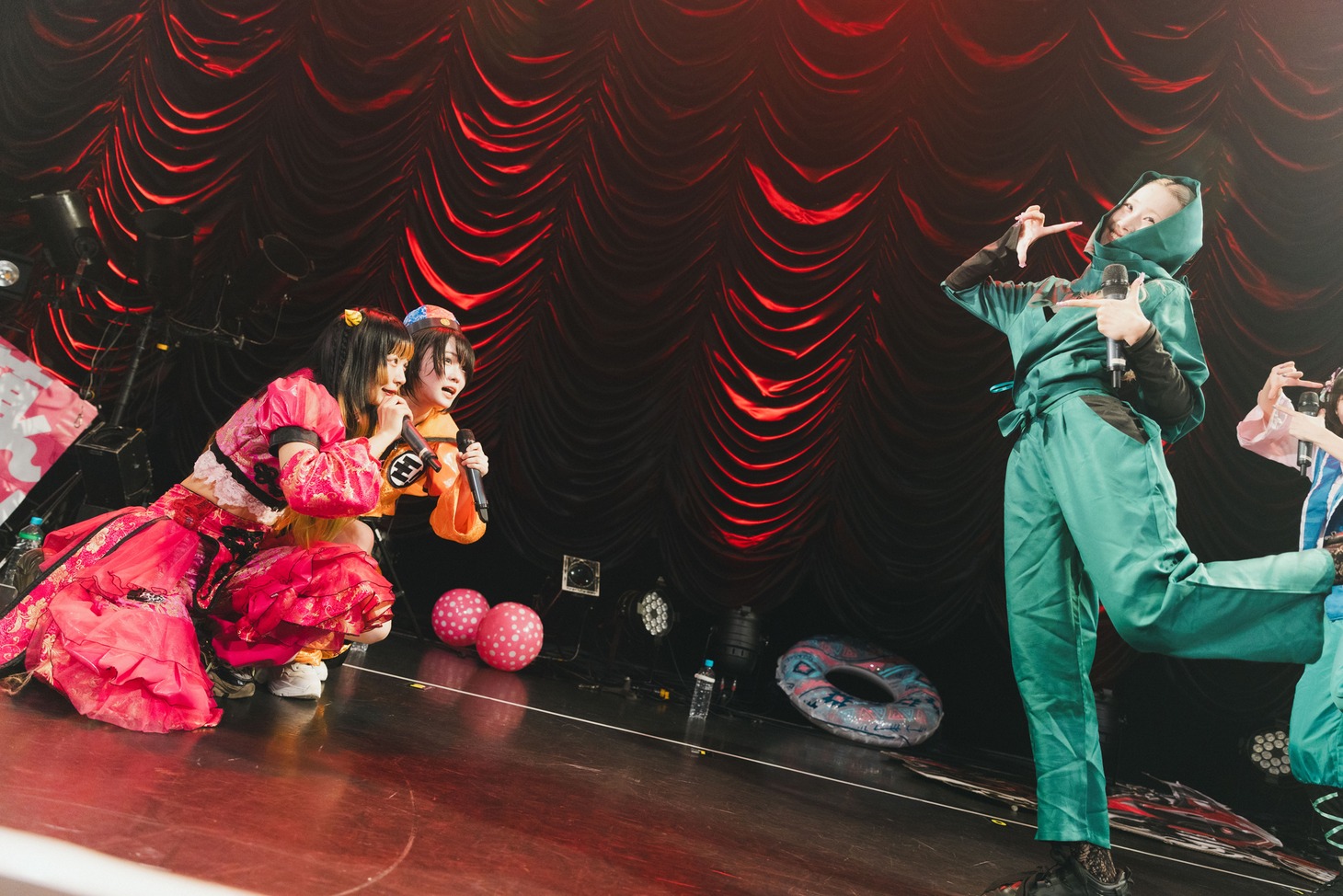 鬼たち（ねるんとへそ）に「1000年に一度ポーズ」で攻撃するキジ（なに）。（Photo by ike）