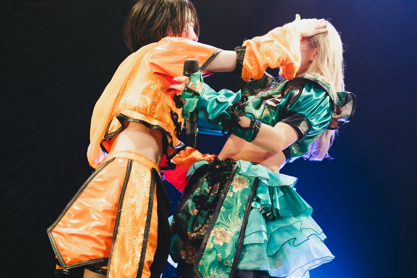 なにの頭をなでるへそ。（Photo by ike）