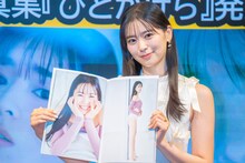 写真集のお気に入りカットを見せる坂井仁香（超ときめき♡宣伝部）。