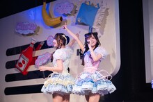 こだわりのステージセットをアピールする詩之宮かこ（左）と江本夏渚（右）。