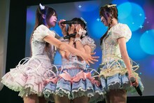 きゅるりんってしてみて「イェイェ」を歌う宮原梓、柏葉れん、詩之宮かこ（左から）。