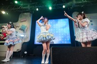 きゅるりんってしてみて「イェイェ」を歌う柏葉れん、詩之宮かこ、宮原梓（左から）。