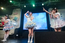 きゅるりんってしてみて「イェイェ」を歌う柏葉れん、詩之宮かこ、宮原梓（左から）。