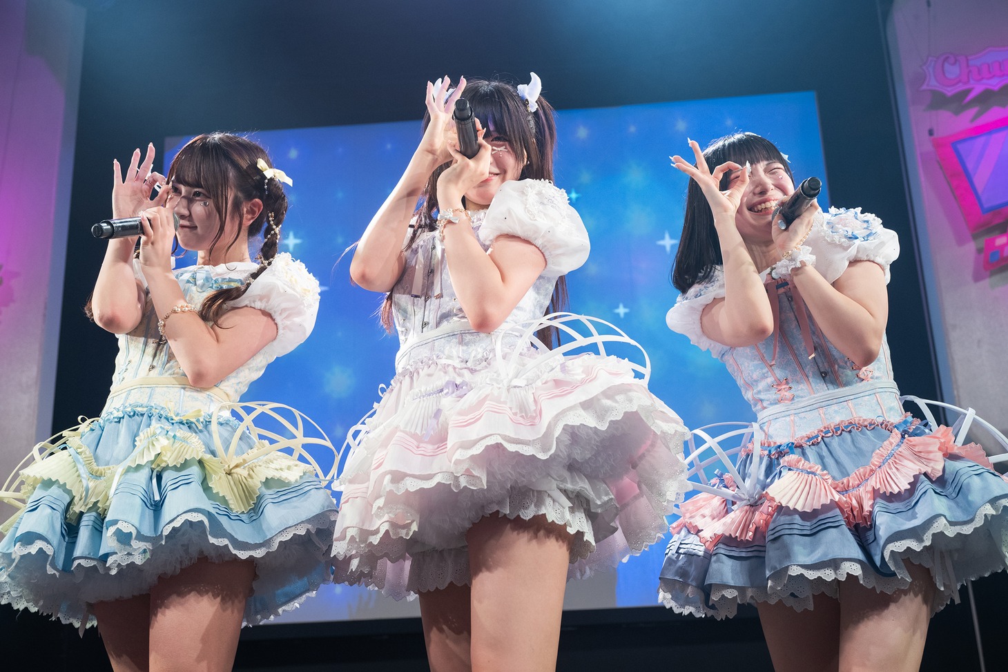 きゅるりんってしてみて「イェイェ」を歌う詩之宮かこ、宮原梓、柏葉れん（左から）。