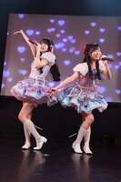 ねもぺろ from でんぱ組.inc「にゃんにゃん♡ちゅちゅちゅ♡」を歌う瀬崎くるみ（左）と江本夏渚（右）。