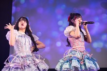 ねもぺろ from でんぱ組.inc「にゃんにゃん♡ちゅちゅちゅ♡」を歌う瀬崎くるみ（左）と江本夏渚（右）。