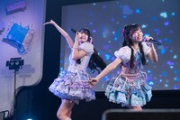 ねもぺろ from でんぱ組.inc「にゃんにゃん♡ちゅちゅちゅ♡」を歌う瀬崎くるみ（左）と江本夏渚（右）。