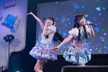 ねもぺろ from でんぱ組.inc「にゃんにゃん♡ちゅちゅちゅ♡」を歌う瀬崎くるみ（左）と江本夏渚（右）。