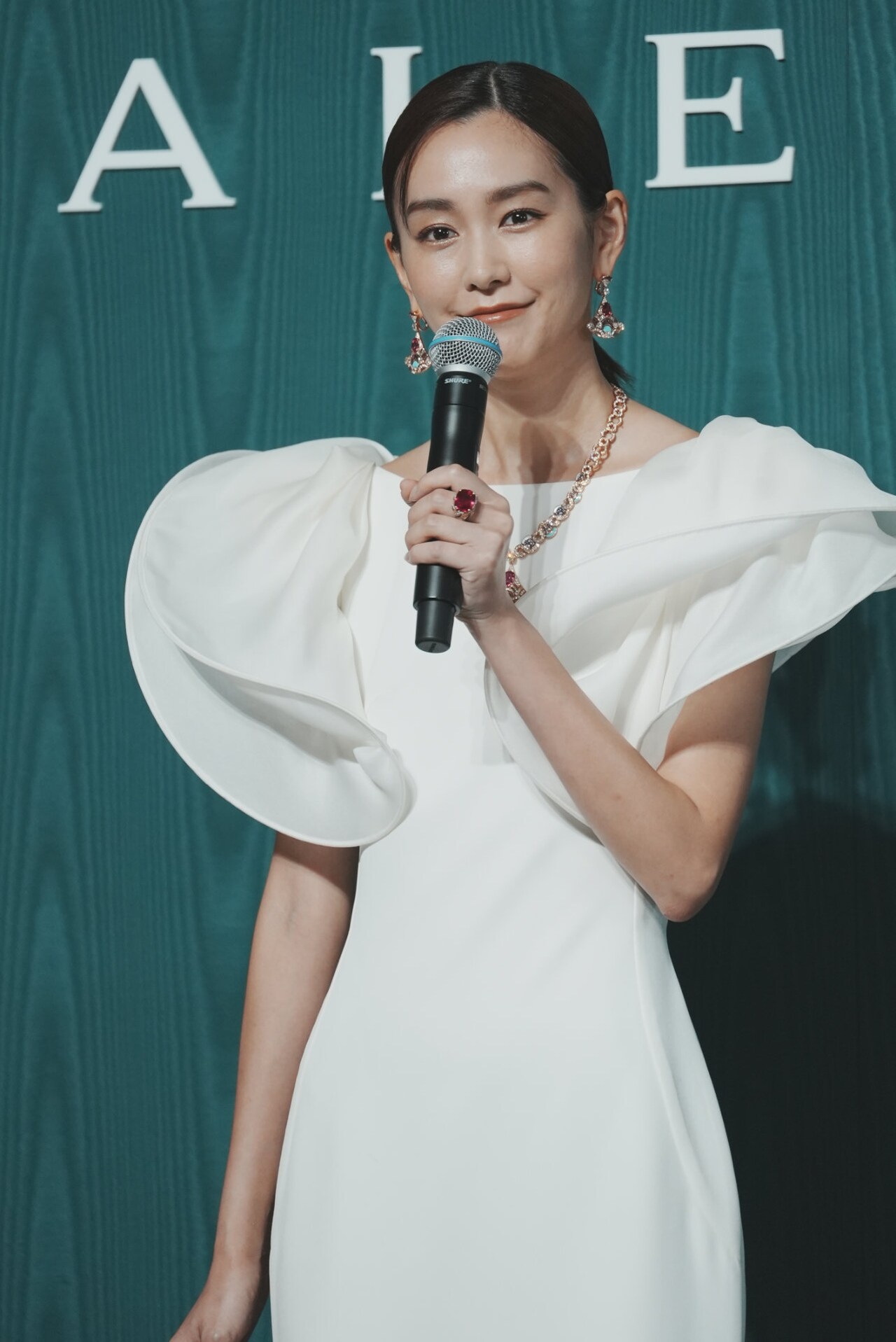 桐谷美玲 - IVEウォニョンや中島健人らブルガリまとって国立新美術館へ