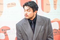 小貫流星の質問に耳を傾ける井口理（King Gnu）。