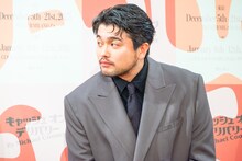 小貫流星の質問に耳を傾ける井口理（King Gnu）。