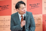 井口理(King Gnu)に質問する小貫流星。