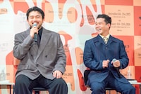 相好を崩す井口理（King Gnu）と矢本悠馬。