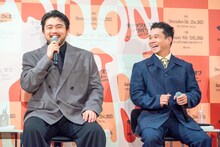 相好を崩す井口理（King Gnu）と矢本悠馬。