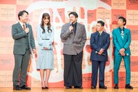 舞台「キャッシュ・オン・デリバリー」の囲み取材の様子。