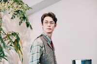 「楓」に出演する宮沢氷魚。