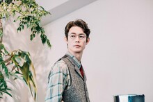 「楓」に出演する宮沢氷魚。