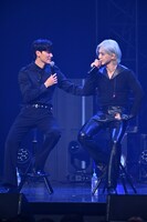 ヨサン（右）をさりげなくタッチするサン（左）。