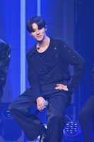 メンバーの話に耳を傾けるウヨン。