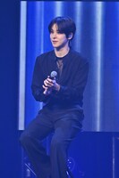 拍手するユンホ。