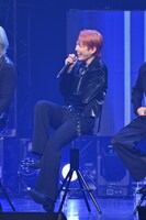 大笑いするホンジュン。