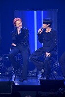 笑い合うホンジュン（左）とウヨン（右）。