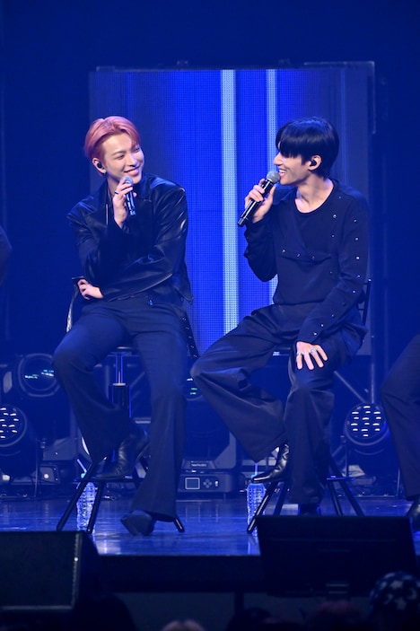 笑い合うホンジュン(左)とウヨン(右)。