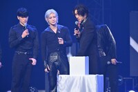 クールな面持ちでチーム分けのくじ引きに臨むミンギ（左）。