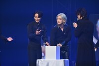 チーム分けのくじ引きをするメンバーたち。