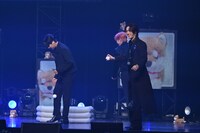 くじ引きのボールで遊ぶメンバーたち。