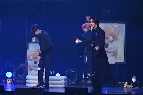 くじ引きのボールで遊ぶメンバーたち。