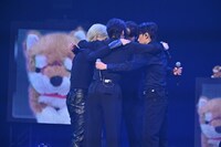 円陣を組む黒チーム。