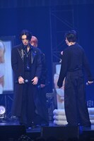 持ち場に戻るミンギ（左）。