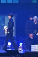 喧騒を抜け柴犬のぬいぐるみを回収するサン（左）。