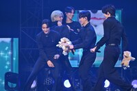 ぬいぐるみを激しく奪い合うメンバー。