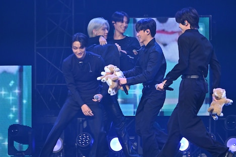 ぬいぐるみを激しく奪い合うメンバー。